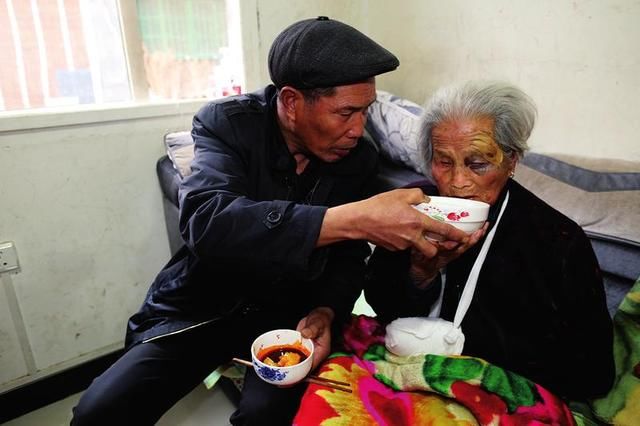 徐智存照顾母亲无微不至 本报记者李宗华摄