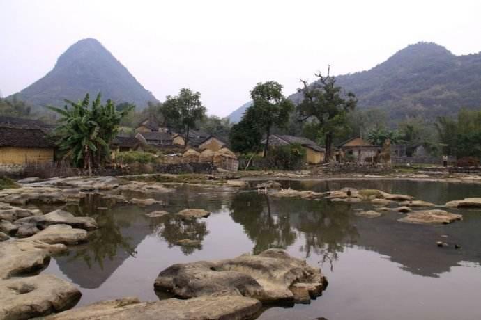 旧时,灵仙山下有个村落,名叫洪福村,不过三四十户人家,人们过着刀耕