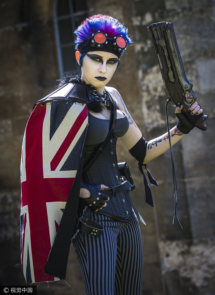 英国举行蒸汽朋克艺术节 复古科幻服饰布满街头