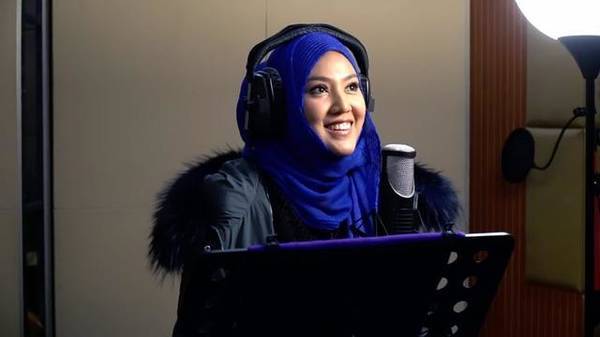 从2012年《声动亚洲》到2014年《我是歌手》的巅峰pk赛,茜拉如海啸般