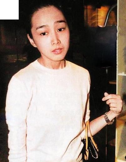 去年刘德华拍广告从马上摔下来受了重伤,朱丽倩二话不说全程待医院