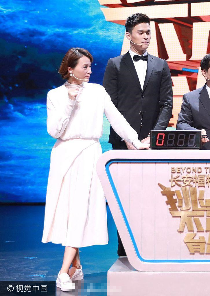 董卿脸部丰腴变圆润 一身白裙优雅清新 董卿脸部丰腴变圆润 一身白裙优雅清新