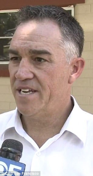 13岁的Demetra Alarcon穿着蓝色的裙子去了学校，被一名老师拉到一边，老师称她的裙子太短了，必须换掉。随后女孩的父亲Tony Alarcon给她拿来了一套新衣服——一件背心和短裤，送到学校后，却再一次被要求换掉，因为短裤依然太短。