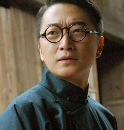 主演过《光荣年月》,《金锁记》,《生活秀》等多部优异的影视作品