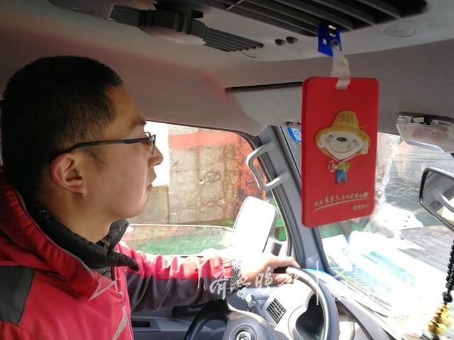 京东快递小哥当起渡船人,包裹坐小船漂洋过海