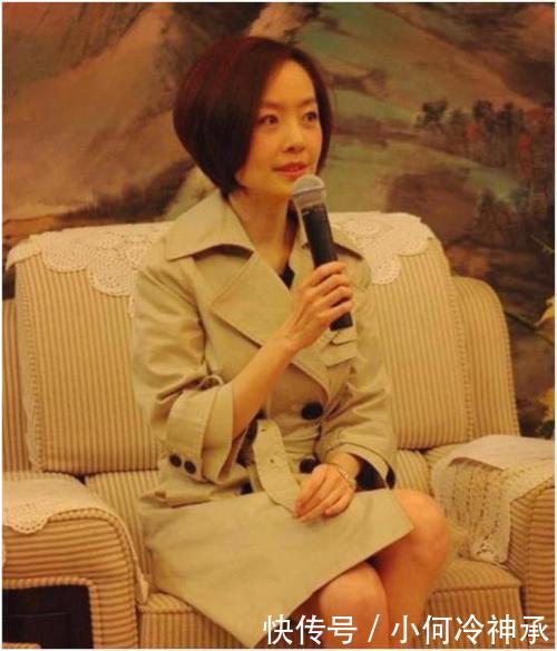 女星这样跷二郎腿显腿细腿长有气质 但杨幂的