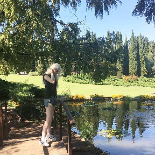 但在一次出国游之后，她被一个手游公司发现，公司决定邀请她当代言人。