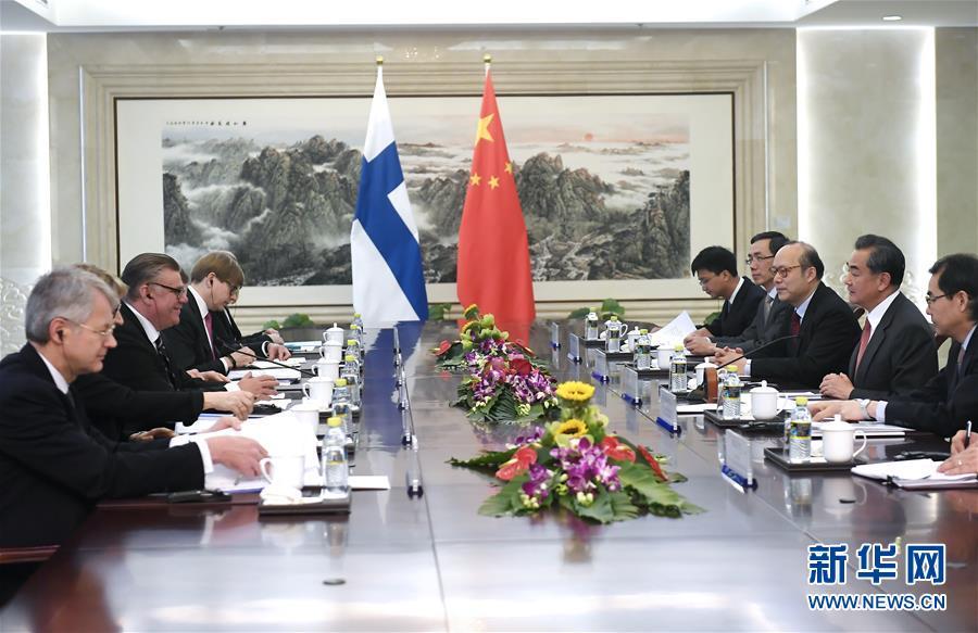 2月27日,中国外交部长王毅在北京同来华访问的芬兰外交部长索伊尼举行会谈。新华社记者燕雁摄