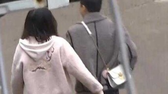 不甘男友提分手!女子哀求 不甘男友提分手!女子哀求
