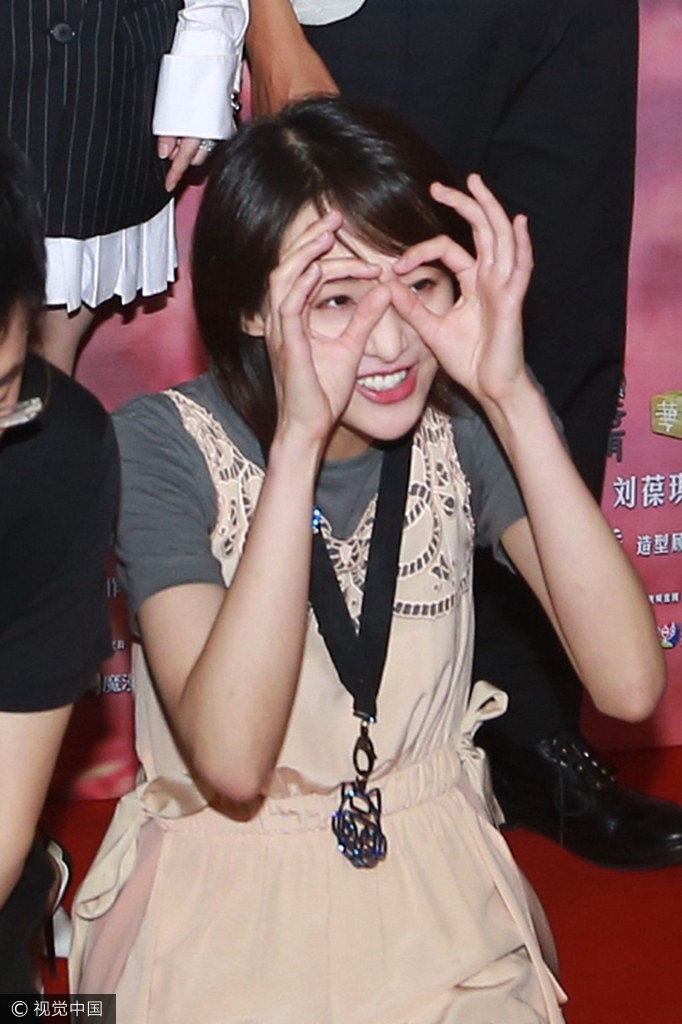 没女神包袱!郑爽跪地小表情不断 嘟嘴扮鬼脸