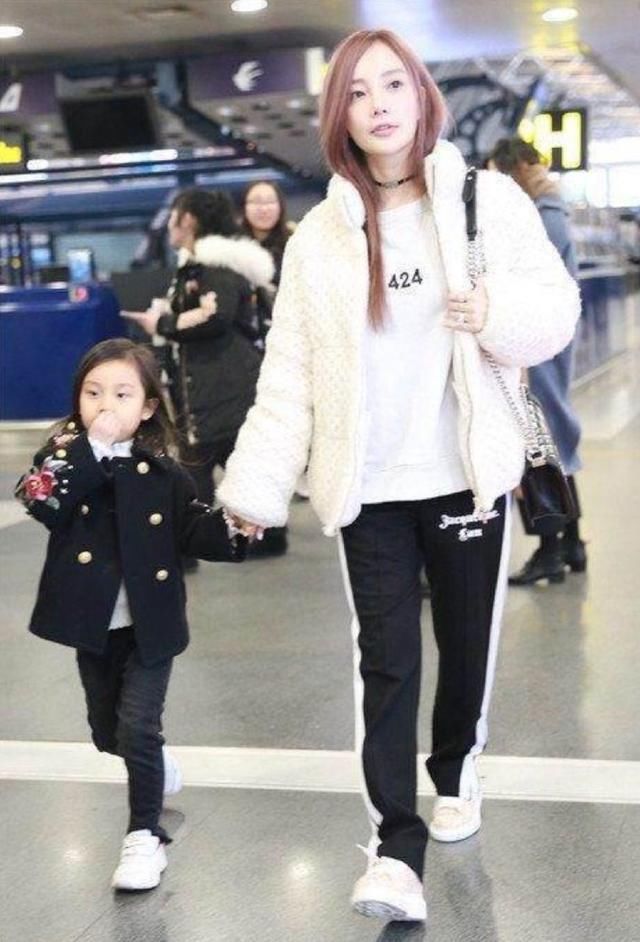 李小璐为何常穿印有424标志的衣服?知情人说