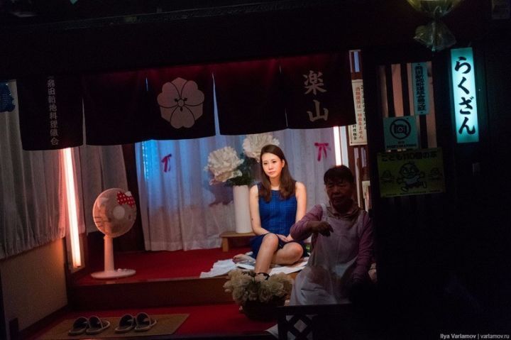 千万不要以为拉客大婶就是幕后BOSS，她们的级别顶多是个临时工，没有固定工资的，只有提成。在飞田新地的游廊里，你永远都不会见到真正经营者，他们都在幕后。