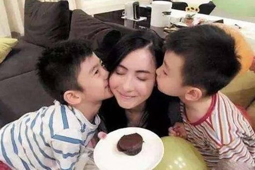 张柏芝终于哭着说出俩孩子的父亲是谁,真相大