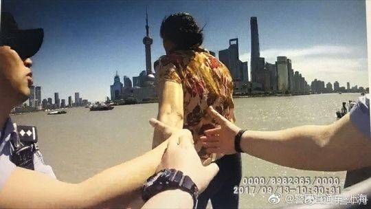 女子欲跳江被民警拽住 警方发“牵手照”