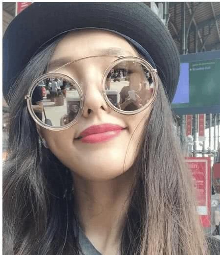 唐嫣和家人外出游玩开怀大笑,小细节看出这些