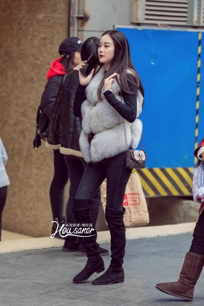 重庆街拍, 羊羔毛外套搭配牛仔裤和中筒靴, 意外