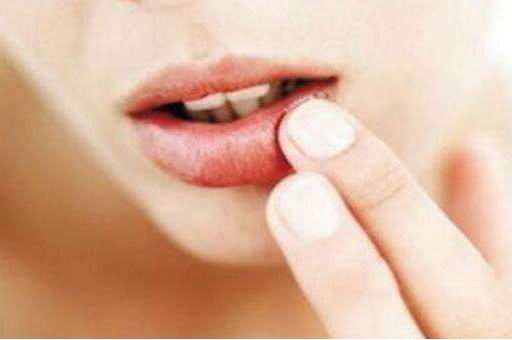 口腔溃疡久治不愈竟是舌癌　如何鉴别溃疡舌癌？
