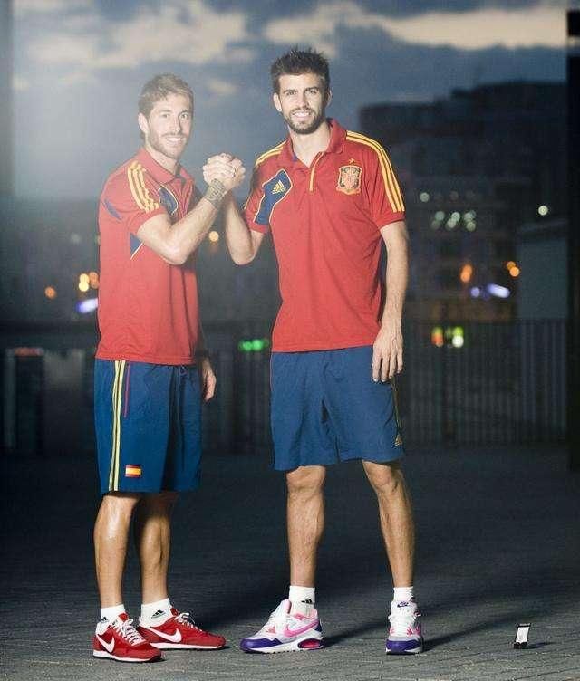 哈维为什么站在皮克拉莫斯中间?皮克看穿三部