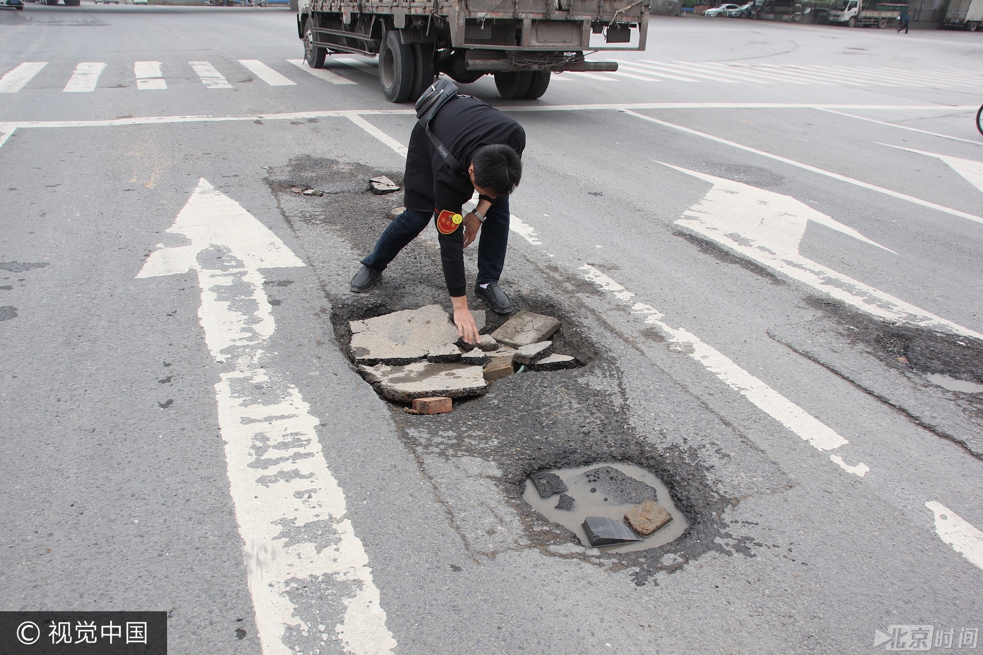 公交司机自备一箱砖 一路行驶一路填坑