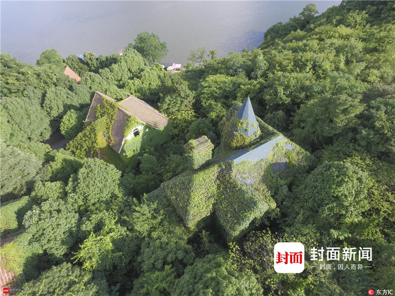 岛上建有一些别墅洋房,后来因这个湖被列入贵阳市的饮用水源,小岛上已