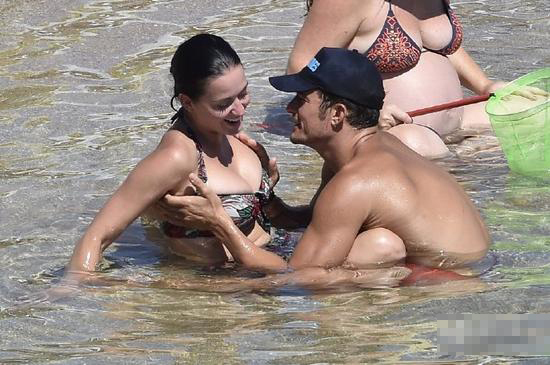 继昨日一组大尺度划船照遭曝光之后，今日又有一组“水果姐”Katy Perry和“精灵王子”奥兰多·布鲁姆的亲密照曝光。二人正在意大利海滩度假，享受休闲时光，照片中布鲁姆和水果姐举止亲昵，也有网友看到照片后称：“开花（布鲁姆Bloom的英文意思）”你的手往哪儿放呢！”