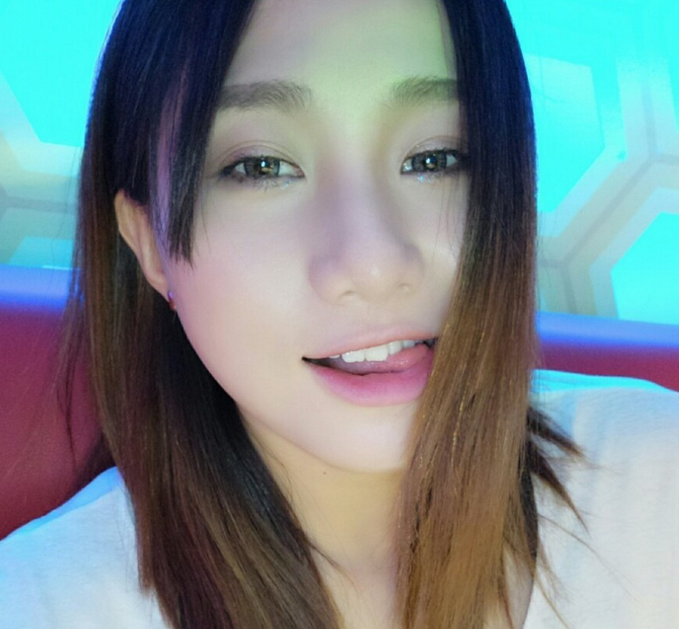 梁馨枰俏皮自拍。