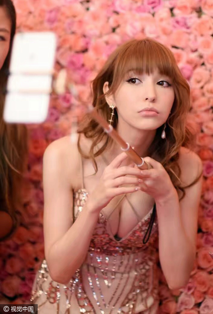 10月10日，日本名模藤井莉娜参某活动，藤井莉娜大秀事业线，落座看秀似露出白色内裤。