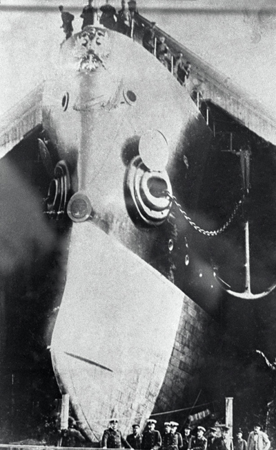 阿芙乐尔号巡洋舰1900年在圣彼得堡的海军船厂下水，于1903年建成服役。舰长124米，舰宽17米，排水量6730吨，航速20节，装备152毫米炮8门，75毫米炮24门，37毫米炮8门，鱼雷发射管2具，舰员578名。“阿芙乐尔”意为“黎明”或“曙光”，在古罗马神话中是指司晨的女神。图为“阿芙乐尔”号巡洋舰下水前夕。