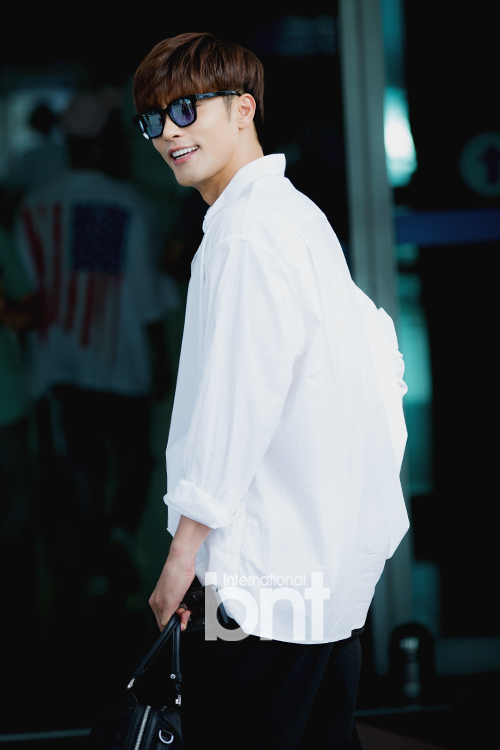 机场走台步!"傲娇总裁"成勋大长腿亮相 完美模特身材