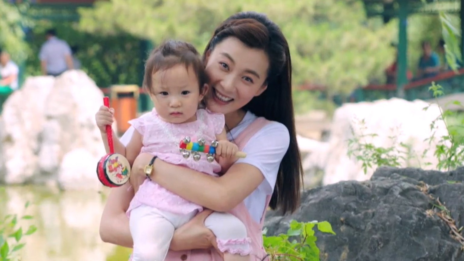 徐梵溪片场望娃兴叹 奶爸沙溢及时救场