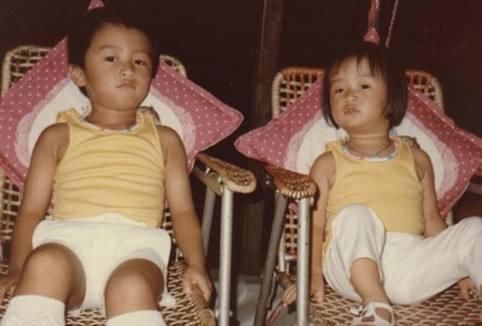 明星和兄弟姐妹的童年合影照,你能轻松认出哪