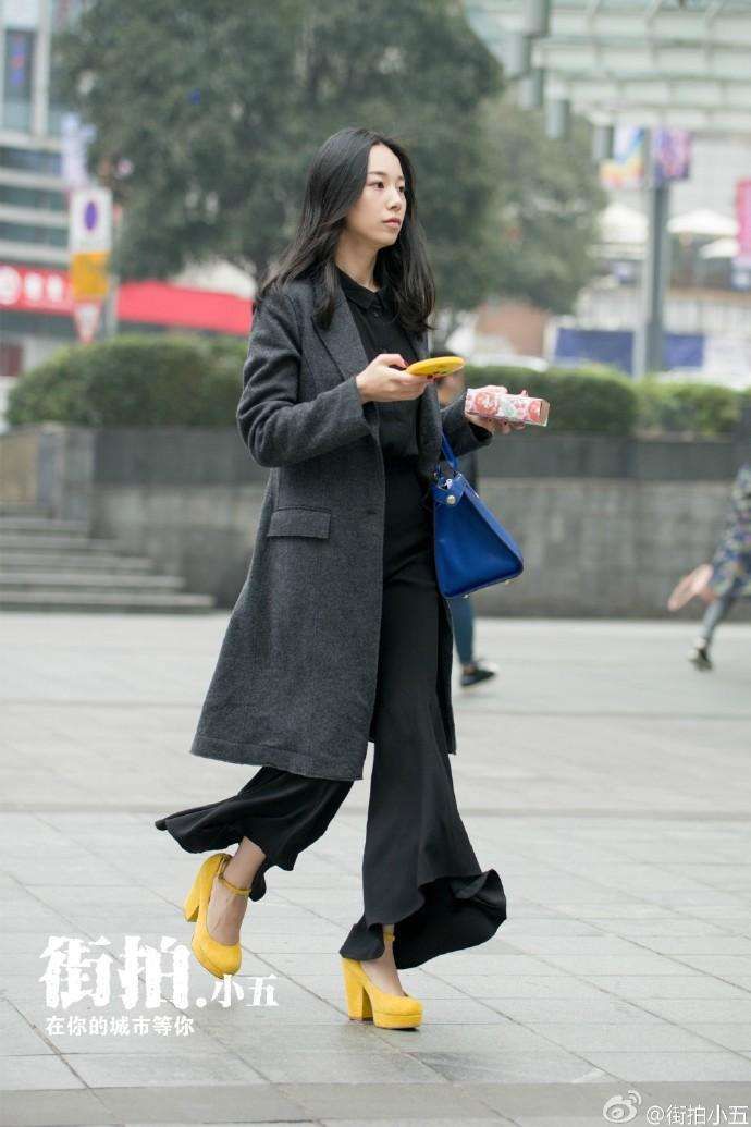 重庆街拍, 喇叭裤搭配呢子大衣, 显得成熟又优雅