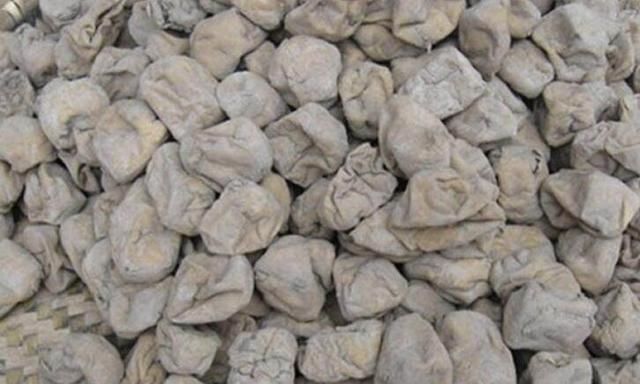 领导来家里做客,老婆拿出粘满灰的豆腐招待,上