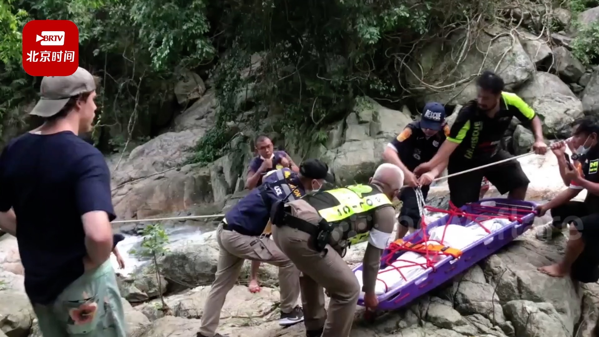 23岁女子在泰国知名瀑布自拍时坠亡 从15米高处失足滑落,该瀑布已发生多起自拍时坠亡事件 23岁女子在泰国知名瀑布自拍时坠亡 从15米高处失足滑落,该瀑布已发生多起自拍时坠亡事件