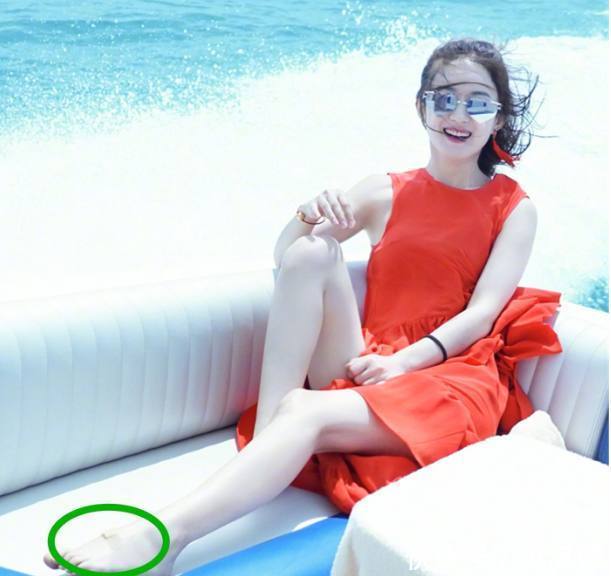 拼命三娘赵丽颖晒假照,网友只注意脚上的创可