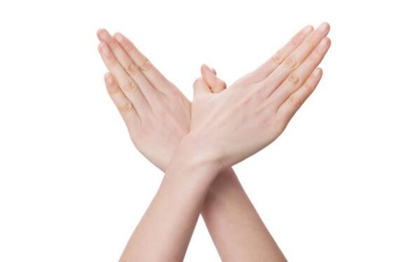 手掌干裂脱皮裂口怎么回事 手背干裂发红开裂