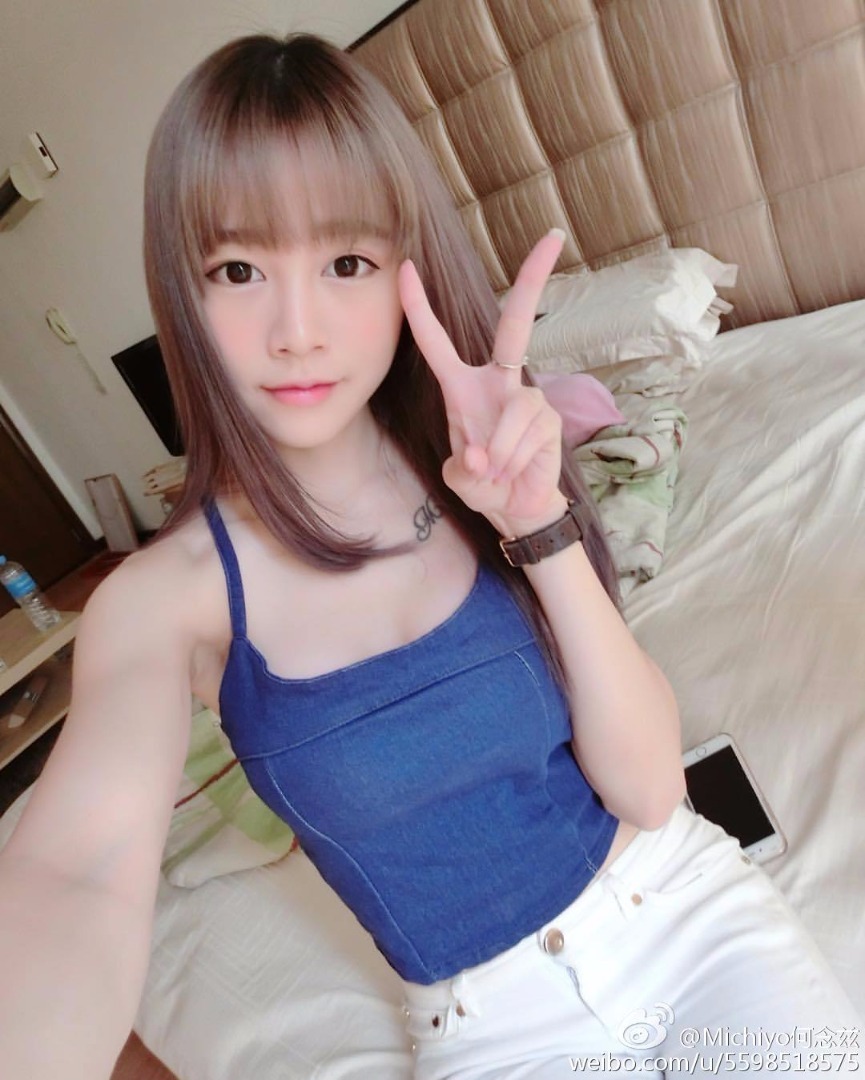 何念兹堪称是从网络红人跨界娱乐圈的成功典范,她在个人主页晒美照吸引了55万粉丝关注,很快推出单曲《女神 Love you no more》,成为歌坛的话题新星。