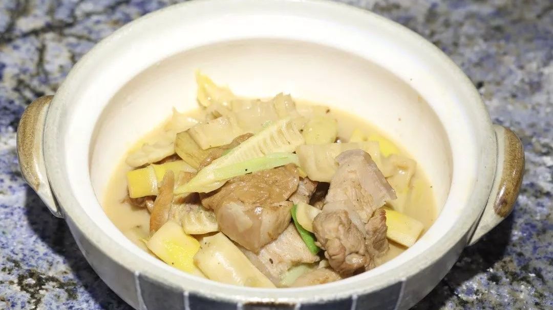 新鲜春笋的美味做法——五花肉面筋烧春笋 新鲜春笋的美味做法——五花肉面筋烧春笋