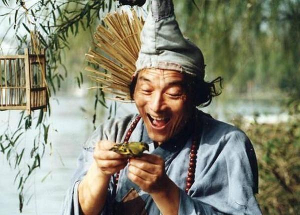 明星影视剧吃饭戏如何拍?赵丽颖吃带泥萝卜!济公居然吃臭的食物