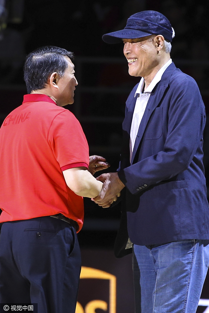 老帅蒋兴权与宫鲁鸣握手