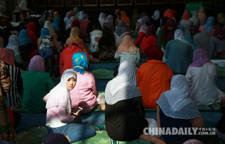 这种风俗，追根溯源，其中还有一段传奇故事：相传，伊斯兰教先知穆罕默德圣人在一次战斗胜利后，凯旋归来时，穆斯林们争先恐后地邀请他到家做客。图为2016年7月6日，在北京窦店清真寺，穆斯林群众参加会礼。