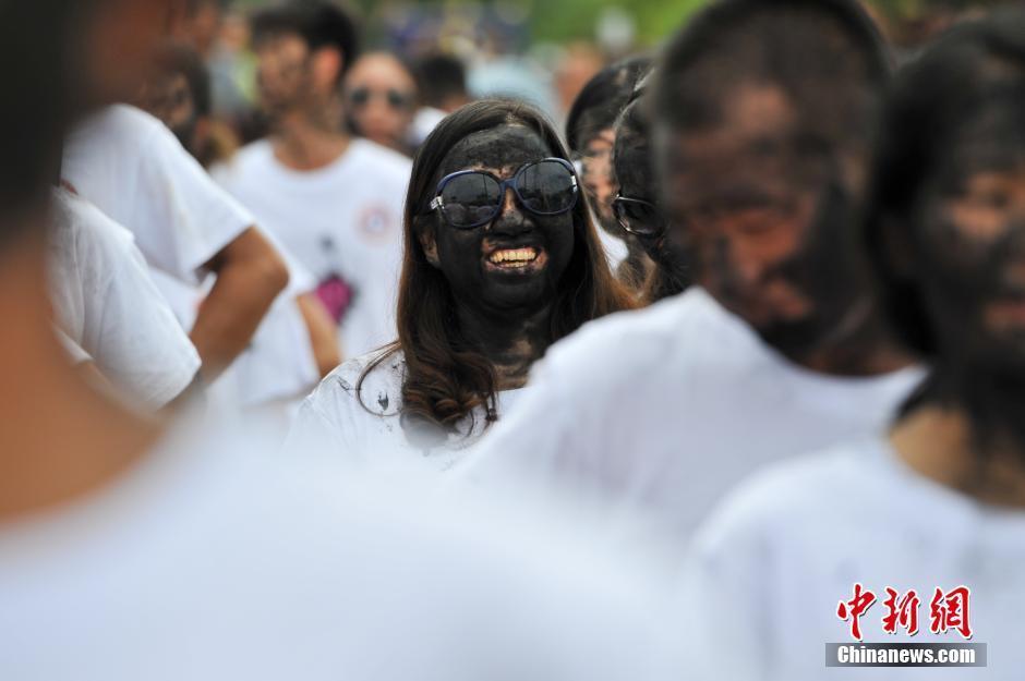 7月18日，云南丘北彝族男女互相“抹花脸”。当日，2016云南“普者黑”花脸节在丘北县开幕。上万彝族民众和游客用特制的黑色颜料互相“抹花脸”。花脸节是云南丘北彝族民众最隆重的节日，是当地彝族民众驱魔除害、相互祝福和表达爱慕之情的习俗，沿袭至今已有一千多年历史。
