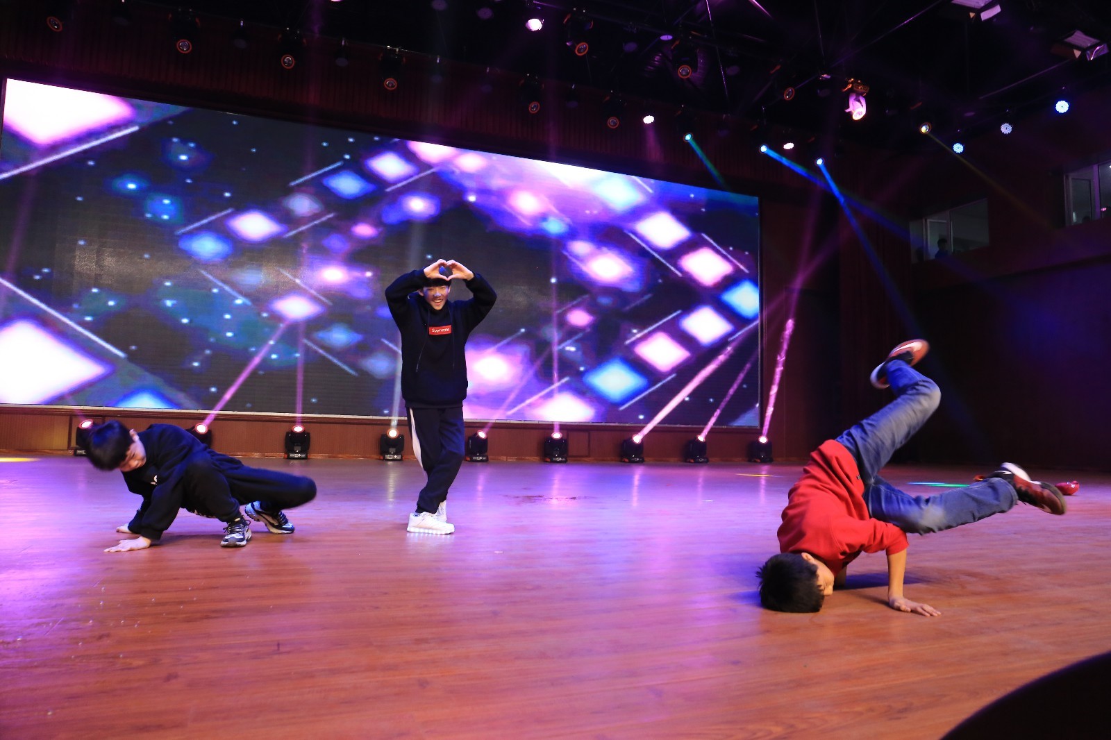 河北保定:保定贺阳外国语学校举办新年文艺晚