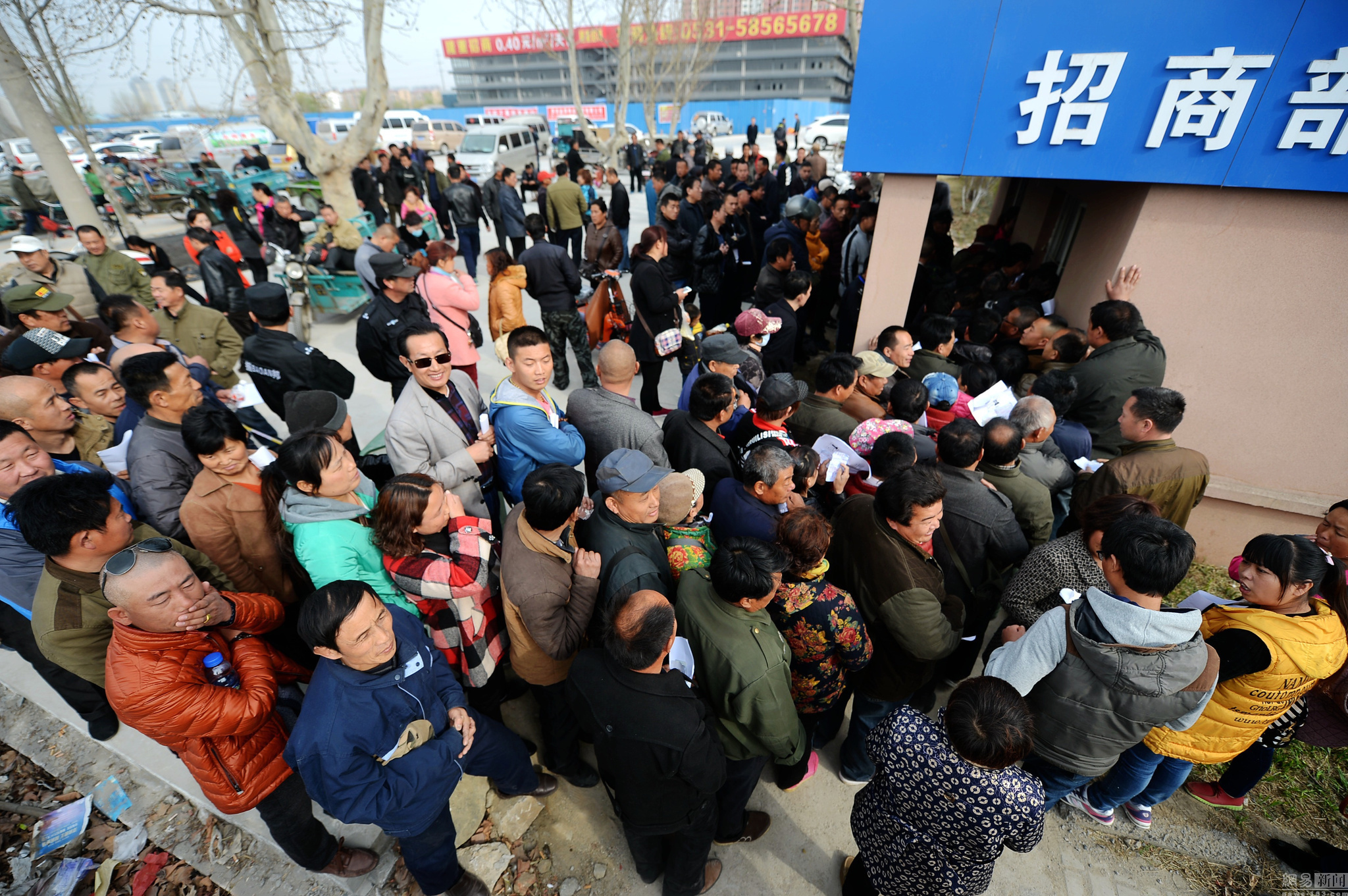 济南一商城免半年租金 近千人凌晨排队抢号
