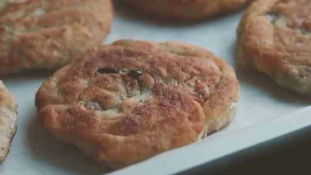 美食在家做!居家自制鲜肉锅盔 美食在家做!居家自制鲜肉锅盔