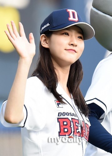 组图:17岁金赛纶为棒球比赛开球 身材修长气质清秀 组图:17岁金赛纶为棒球比赛开球 身材修长气质清秀