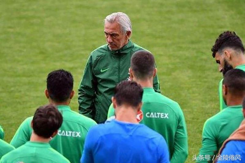 世界杯日本队闯入16强,主教练回国后下课了,网