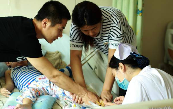 3岁的张津铭来自吉林省通化。今年3月他头疼地满床打滚，眼睛斜视、模糊看不清东西，并伴有呕吐。被初步诊断为脑积水、脑肿瘤，在当地医院，接受了第一次手术。由于肿瘤的位置处于大脑正中间，手术风险比较大，小津铭转院到了北京天坛医院，于4月18日做了第二次手术，肿瘤切除。经进一步检查诊断孩子得的是畸胎瘤并含生殖性细胞瘤成分。脑瘤全部切除，医生说结果比预想的要好，只要醒过来，孩子就有希望康复。