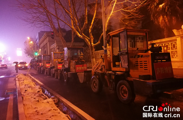 【暖新闻】合肥连降大雪 城管彻夜除雪为民众出行 【暖新闻】合肥连降大雪 城管彻夜除雪为民众出行