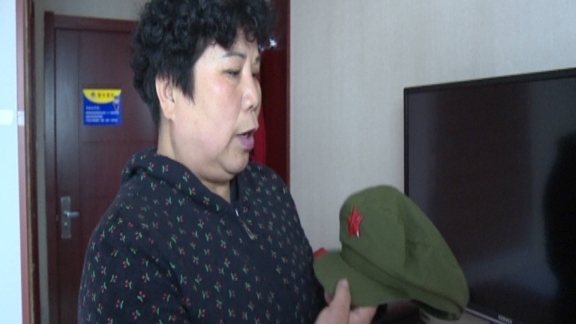 军帽主人离世 老战友们和田金芳来送他最后一程 军帽主人离世 老战友们和田金芳来送他最后一程